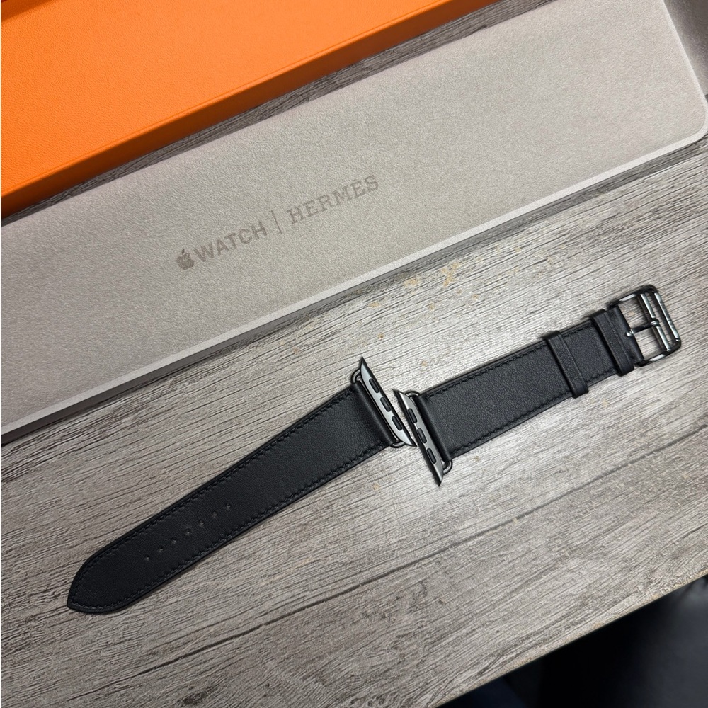 Apple Watch Hermes Noir Swift Leather
Single Tour Band - Picture 6 of 8
